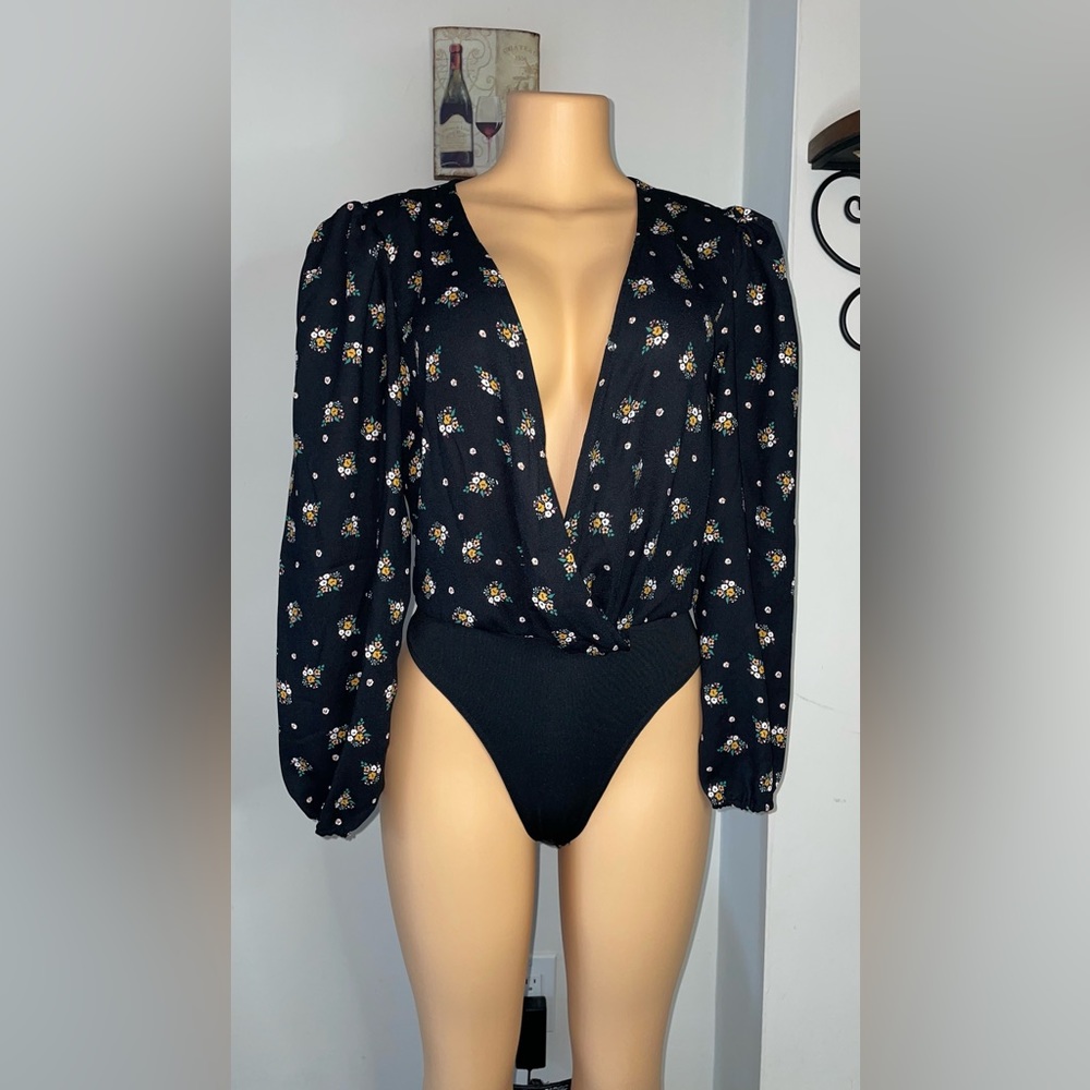 NWT A BLACK FLORAL PRINT BODYSUIT V NECK TWO WAYS FOR WEAR SIZE M